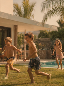 Niños en el jardín